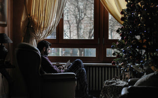 Homme près de son sapin, prenant soin de lui pour les fêtes de noël et l'hivers