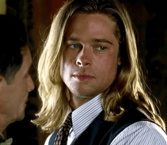 Brad Pitt et sa chevelure après avoir suivi la routine skincare Reflet pour faire pousser ses cheveux 